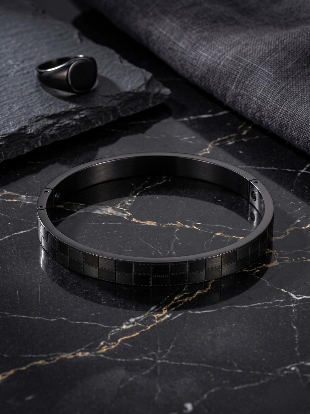 LuceX Black Geometric Premium Kada Photo 1